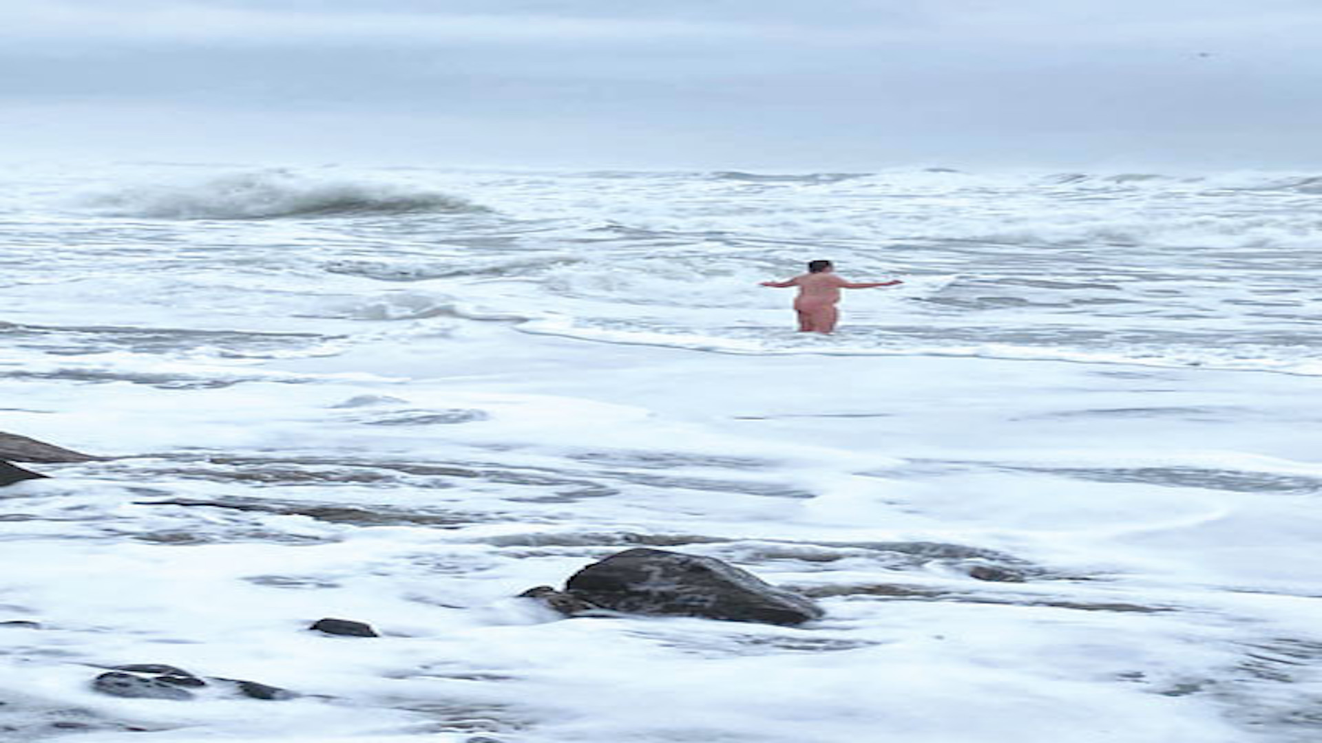 Naked Man Gets Rescued From 20 Foot Waves - Stab Mag