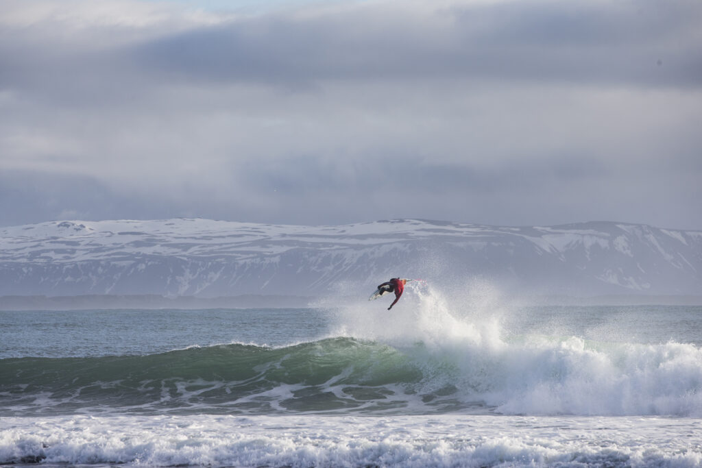 Huge swell gifts rare opportunity for Sydney's big wave surfers